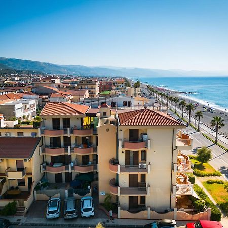Residence L'Arcipelago Appartamenti Fronte Mare Con Ampio Balcone Capo dʼOrlando Exterior foto