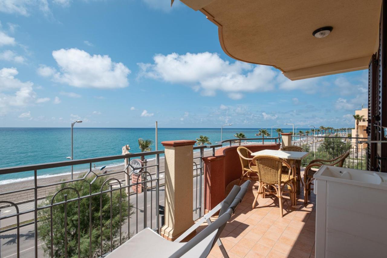 Residence L'Arcipelago Appartamenti Fronte Mare Con Ampio Balcone Capo dʼOrlando Exterior foto
