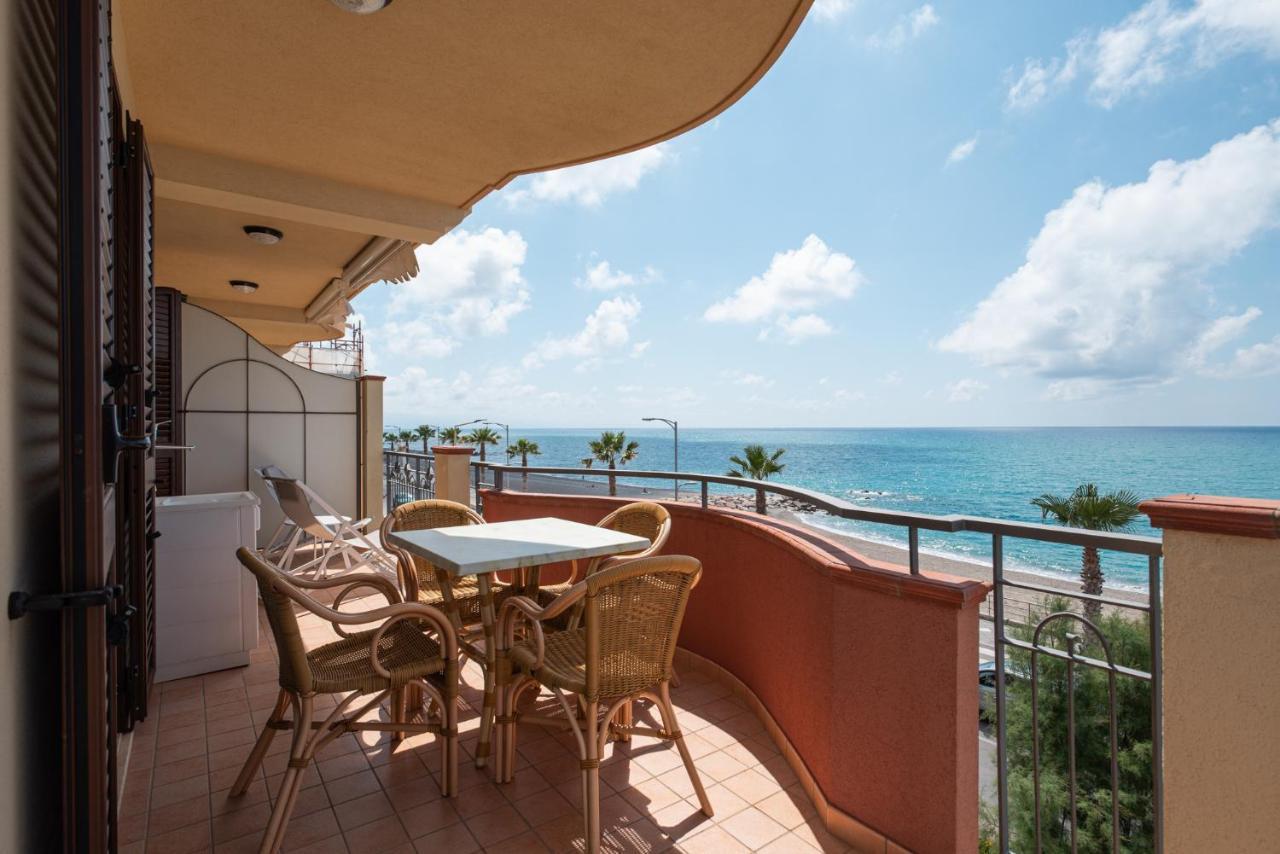 Residence L'Arcipelago Appartamenti Fronte Mare Con Ampio Balcone Capo dʼOrlando Exterior foto