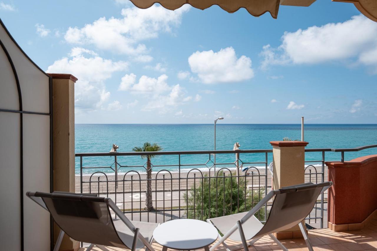 Residence L'Arcipelago Appartamenti Fronte Mare Con Ampio Balcone Capo dʼOrlando Exterior foto